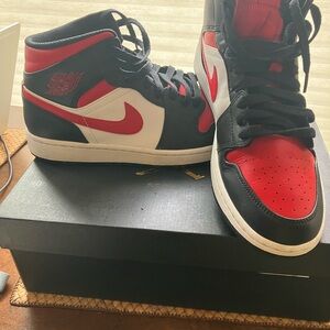 LIKE NEW! Nike Jordan 1 mid size 10 men’s.
